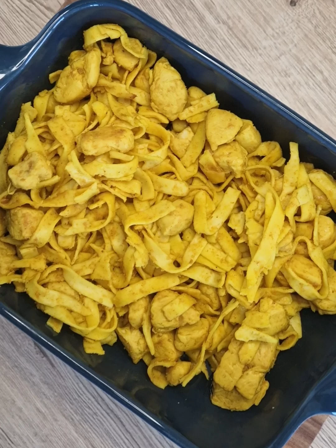 Aiguillettes de poulet au curry et tagliatelles fraîches