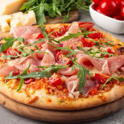 Pizza tomates, pesto et jambon cru