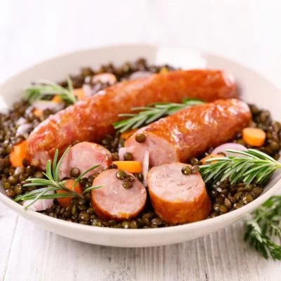 Saucisses fumées et lentilles vertes