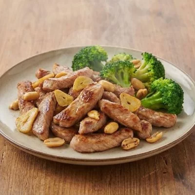 Émincé de dinde au brocoli, ail et cacahuètes