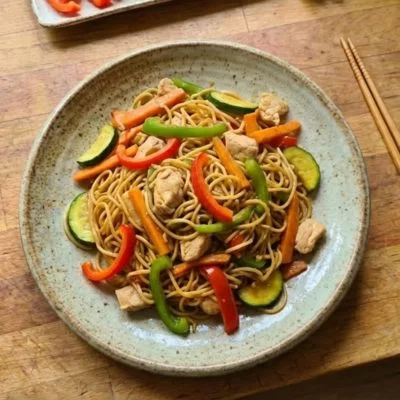 Nouilles chinoises au poulet et légumes croquants