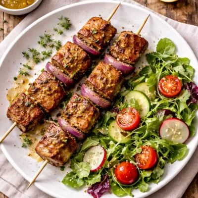 Brochettes de porc grillées et salade fraîche